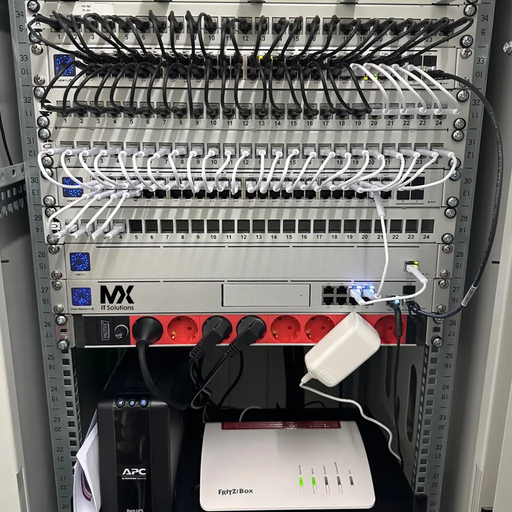 Ein perfekt organisiertes Netzwerkrack in einem Serverraum, mit sorgfeltigen Ethernet-Kabeln in verschiedenen Farben, die ordentlich geführt werden. Die Kabel sind nach Funktion und Bestimmungsort sortiert, was eine klare und übersichtliche Struktur schafft. Hintergrund zeigt die kühle, blaue Beleuchtung des Serverraums, die die Präzision und Sauberkeit der Installation unterstreicht. Ein visuelles Beispiel für effiziente und ästhetische Netzwerkverteilung.